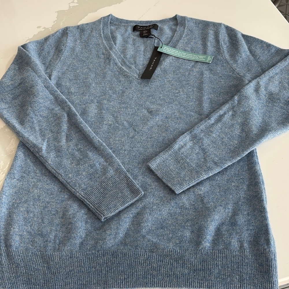 TAHARI 100% 2-ply cashmere V neck sweater size S NWT - Picture 1 of 8